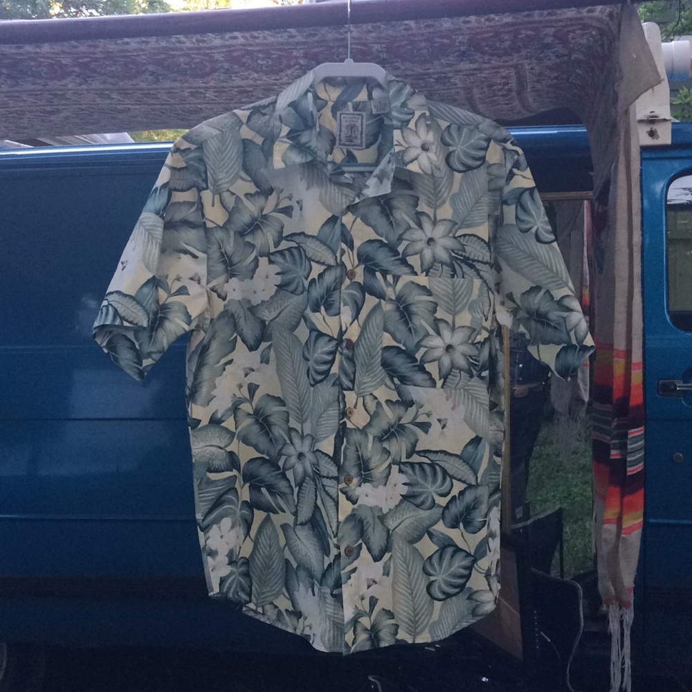 Roundtree & Yorke M Floral Hawaiian Shirt.